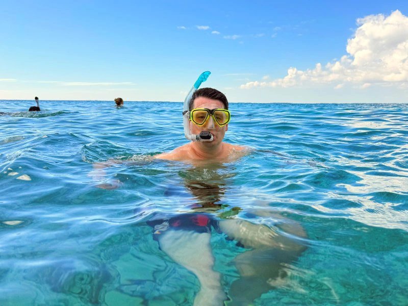 Mann mit Schnorchelmaske treibt beim Schnorcheln im klaren blauen Wasser in Cayo Santa María, Kuba
