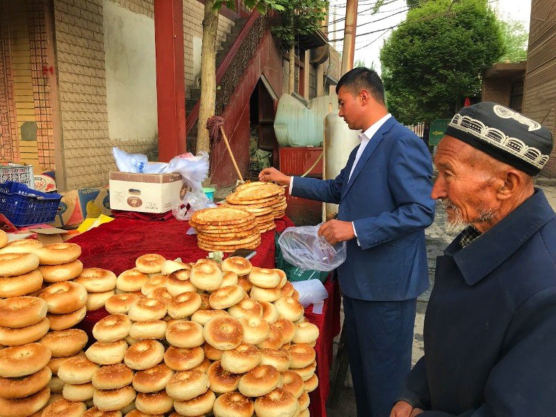 Einheimische auf dem Markt in Kashgar