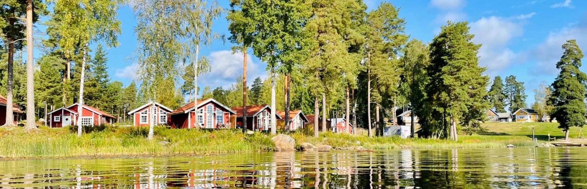 Hütten am See im Schweden