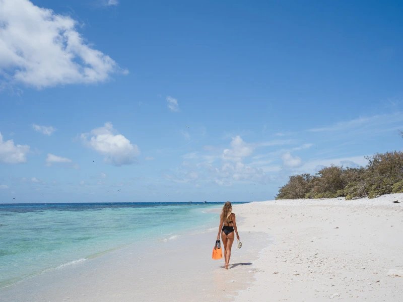 Spaziergängerin am Strand von Lady Elliot Island am südlichen Great Barreir Reef