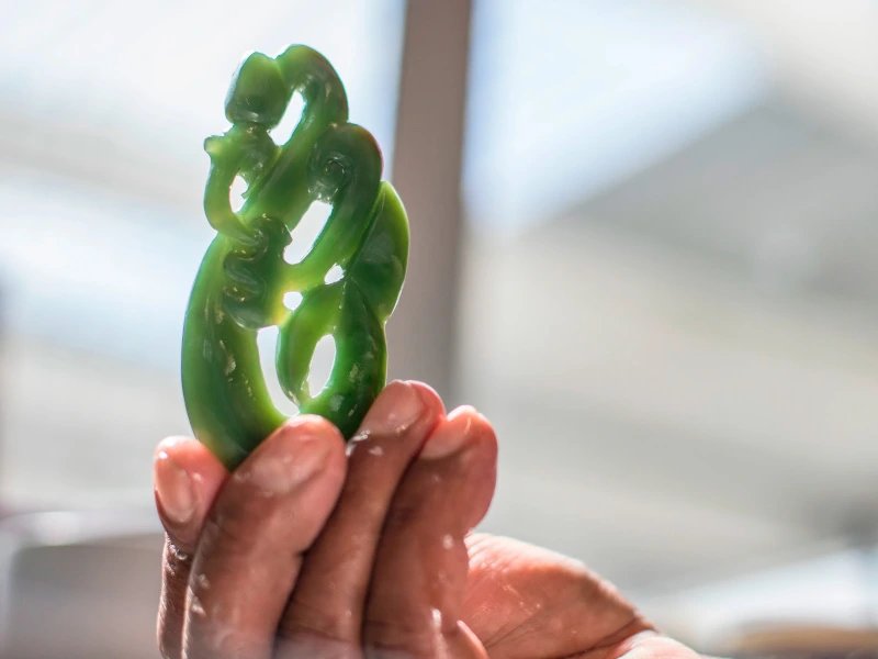 Schmuckstück aus Jade (Greenstone) geschnitzt