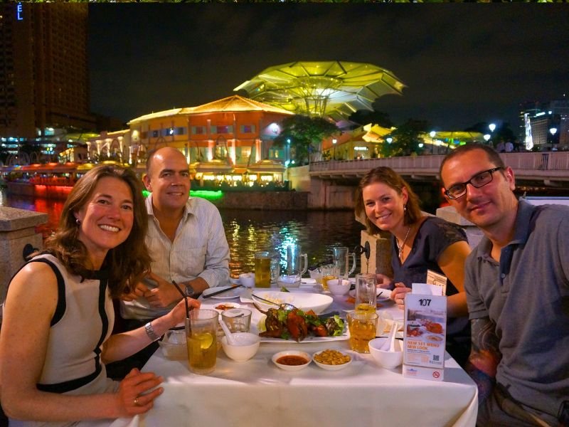 Reisende essen in Singapur
