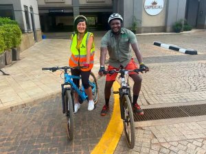 Uganda Entebbe Fahrrad Food Tour Tour Guide und Reisende auf dem Fahrrad
