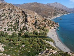Fluss mündet zwischen Bergen ins Meer am Preveli Strand auf Kreta