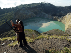 Reisende vor dem Kelimutu Kratersee in Indonesien