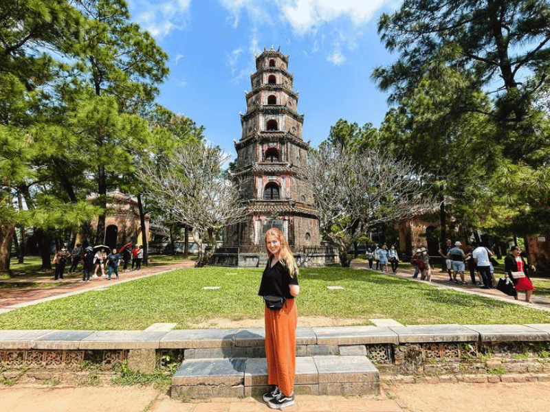 Reisende vor einer Pagode in Hue, Vietnam