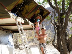 Kinder klettern hoch zum Dachzelt in Namibia
