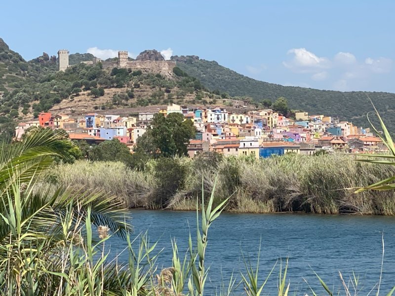 Die bunten Häuser von Bosa, Sardinien, aus der Ferne