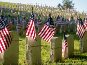 Amerikanische Fahnen an Grabsteinen