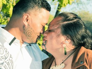 Maori Begruessung Nase an Nase