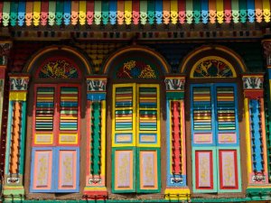 Bunte Türen in Little India in Singapur