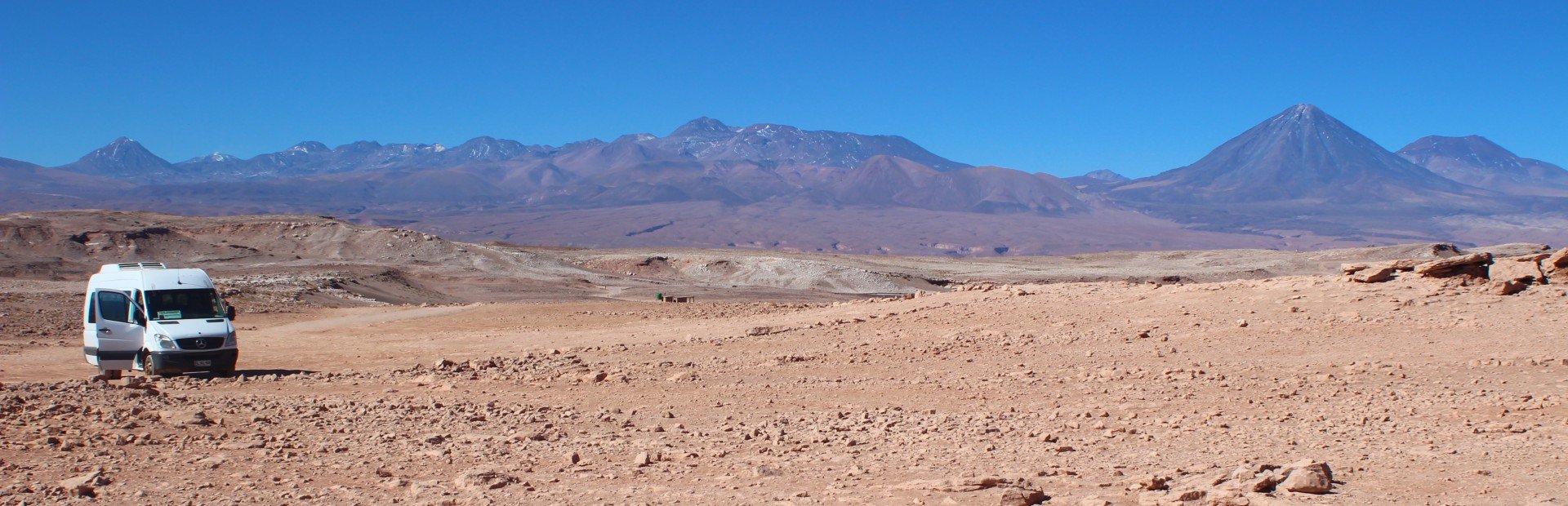 Fahren durch trockene Landschaft in Argentinien