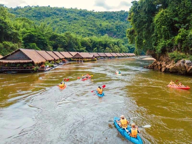 Kajakfahren am River Kwai im Dschungel in Thailand