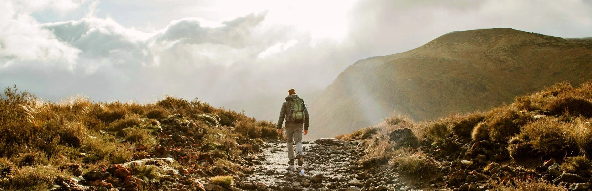 Person läuft auf einem Wanderweg beim Tongariro Crossing in Neuseeland