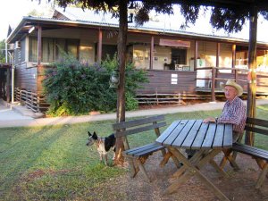 Farmer mit seinem Hund in Australien