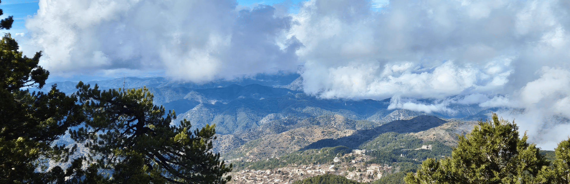 Troodos Gebirge mit weißen Wolken am Himmel