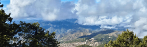 Troodos Gebirge mit weißen Wolken am Himmel