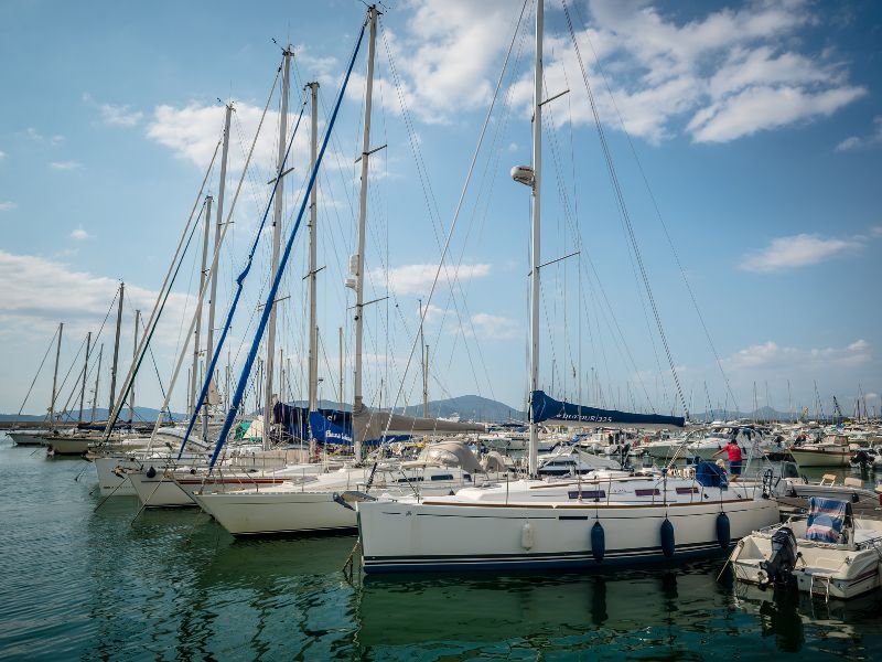 Hafen von Alghero mit Segelbooten
