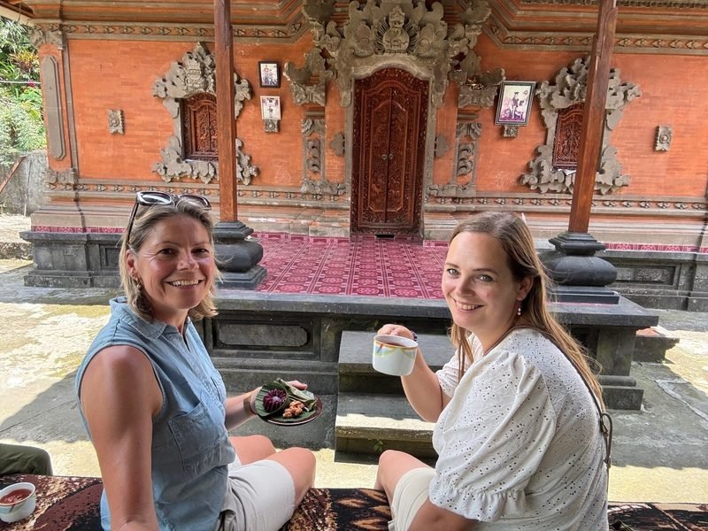Reisende beim Abendessen im balinesischen Tempelhaus, Indonesien