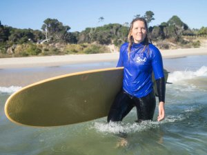 Surfer am Strand von Byron Bay in Australien