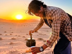 Reisender mit einer Teekanne in der jordanischen Wüste