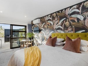 Modernes Hotelzimmer mit angrenzender Terrasse in Waitomo, Neuseeland