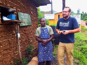 Uganda Entebbe Fahrrad Food Tour Reisender neben Local