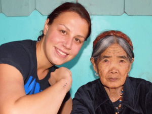 Reisespezialistin Madlen mit Tattoo