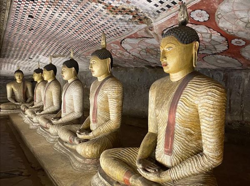 Buddhastatuen im Felsentempel in Dambulla, Sri Lanka