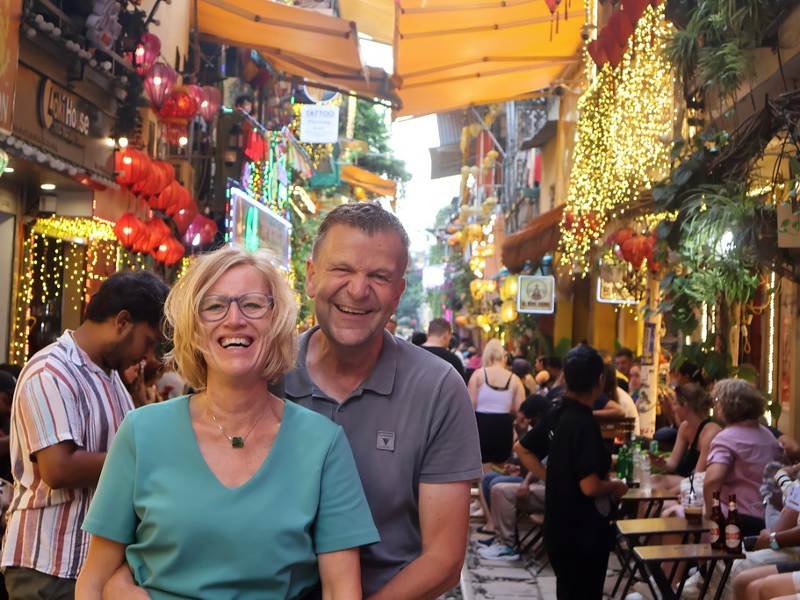 Reisende auf der Train Street in Hanoi in Vietnam