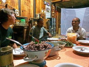 Abendessen mit einer einheimischen Familie in Indonesien