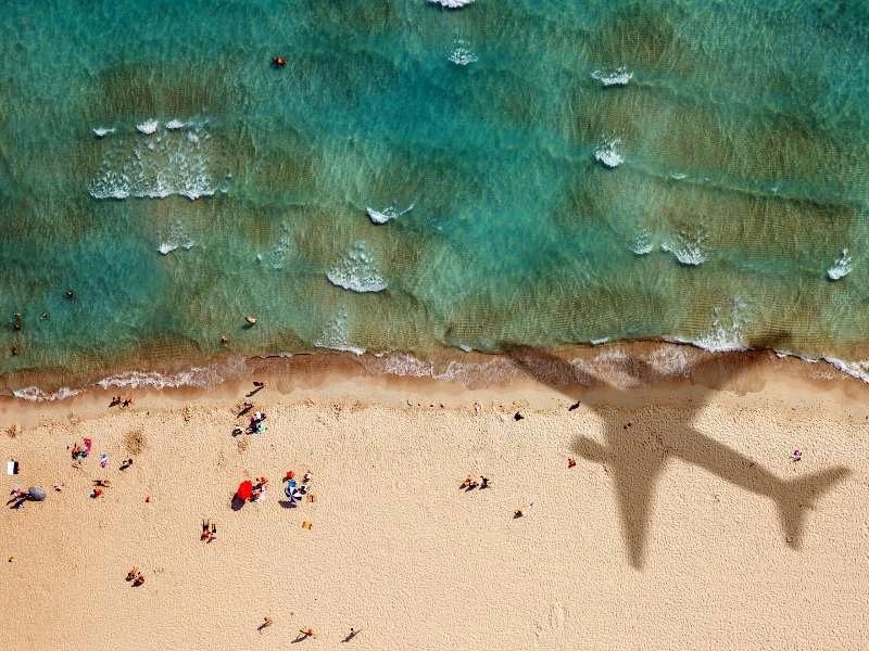 Flugzeugschatten ĂĽber dem Strand von Koh Samui in Thailand