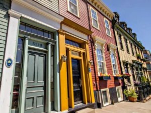 Straße mit bunten Häusern in Halifax, Kanada