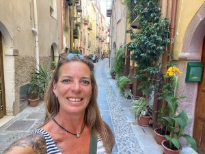 Touristin in der malerischen Stadt Bosa, Italien