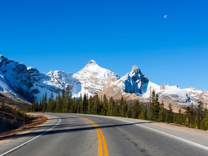 Straße durch schneebedeckte Berge