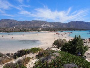 Strand und Wasser und Berge auf Kreta