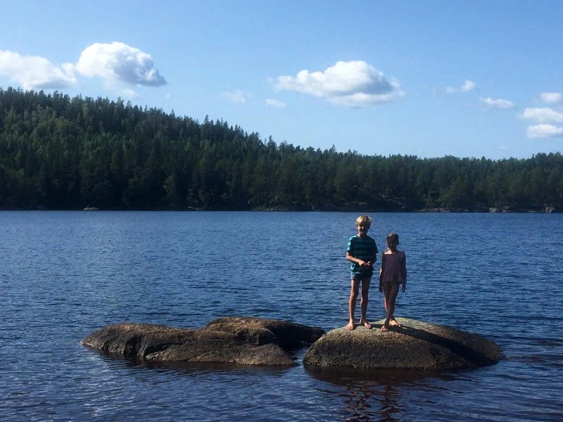 Kinder an einem See in Dalarna, Schweden