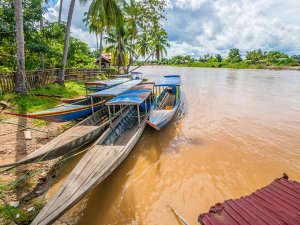 Boote an der Insel Don Khone im Mekong in Laos