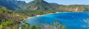 Bergiger Küstenabschnitt in Senggigi auf Lombok