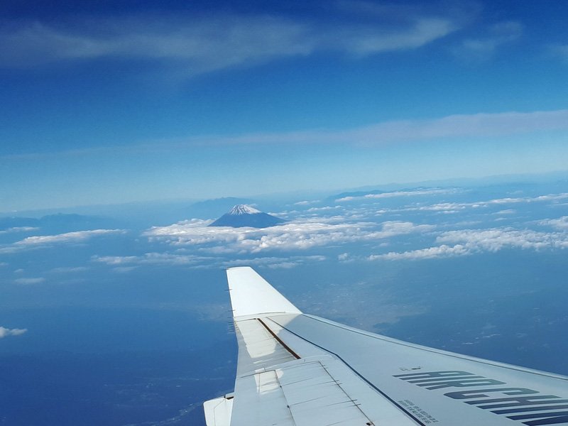 Anflug des Tokio Flughafen mit Blick auf den Mount Fuji aus dem Flugzeug