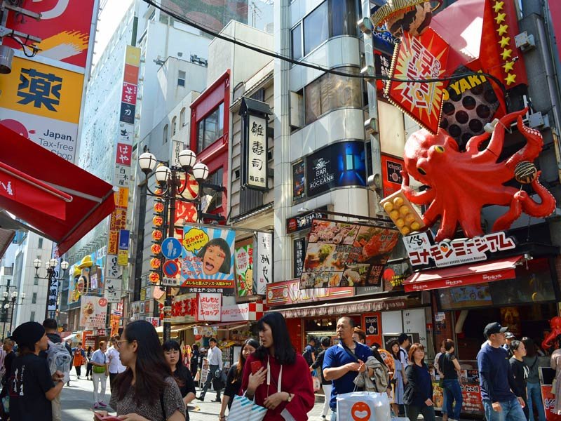 Streetfoodstraße in Osaka mit viel Leuchtreklame