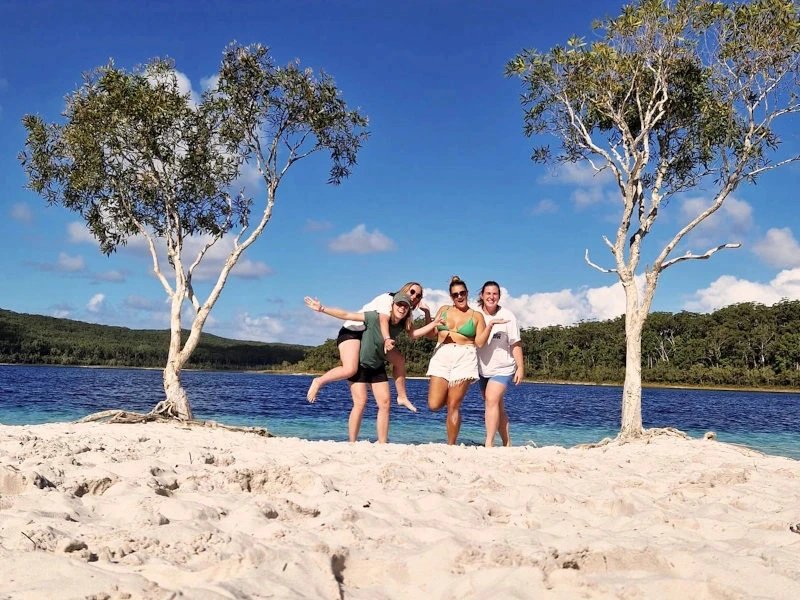 Reisende am Lake McKenzie auf K'gari (Fraser Island)