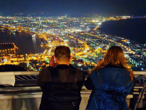 Menschen genießen die Sicht vom Mt. Hakodate