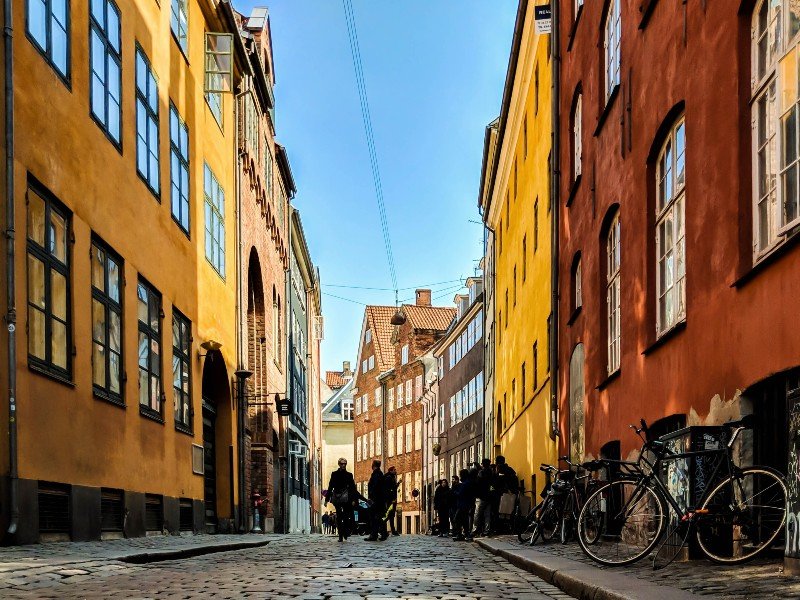 Enge Gassen mit bunten Häusern in Kopenhagen