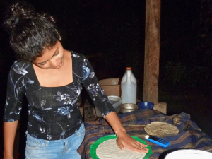 Einheimische bereitet eine Tortilla zu in Nicaragua