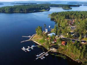 Blick auf den Ferienpark am See in Falun, Schweden