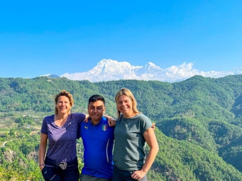 Wanderer mit Guide in Pokhara