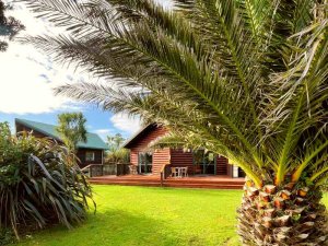 Cottages im grünen Garten in Hokitika, Neuseeland
