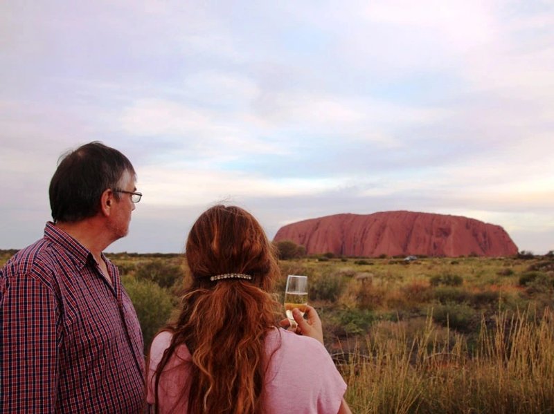 Ein Glas Sekt beim Sonnenuntergang am Ayers Rock