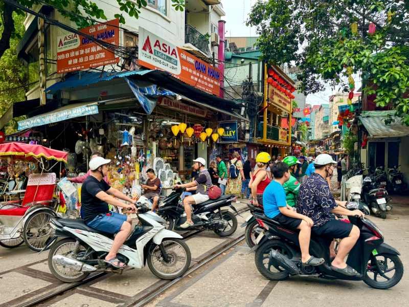 Straße mit Rollern in Hanoi, Vietnam